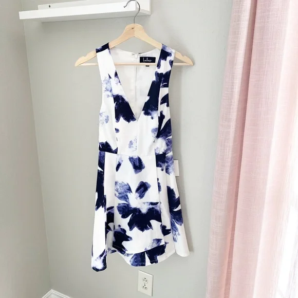 NWT Lulus Seeing Chic Blue and Ivory Print Skater Dress - Picture 3 of 10
